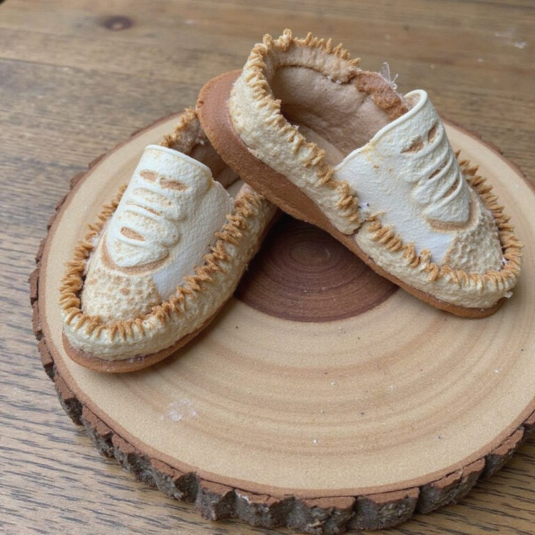 Tradycyjne sery Olomoucké tvarůžky na drewnianej desce w sklepie w Lošticach