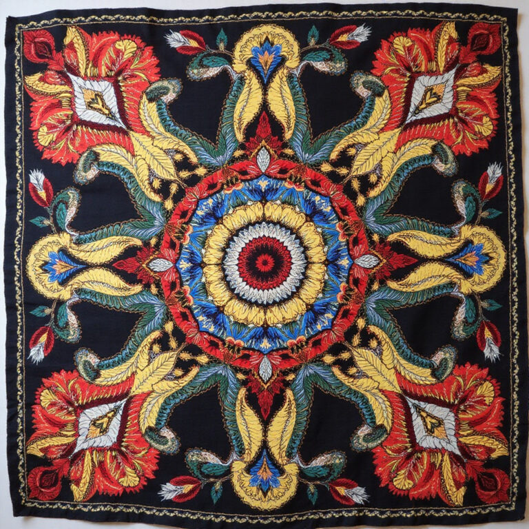 Tradycyjny batik parang z Jawy przedstawiający fale i miecze keris, symbolizujące władzę i harmonię