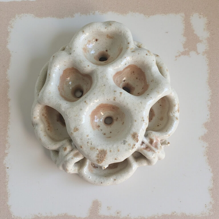 Rožata Split - kremowy deser z aromatem róży podawany w ceramicznej miseczce na tle kamiennej uliczki