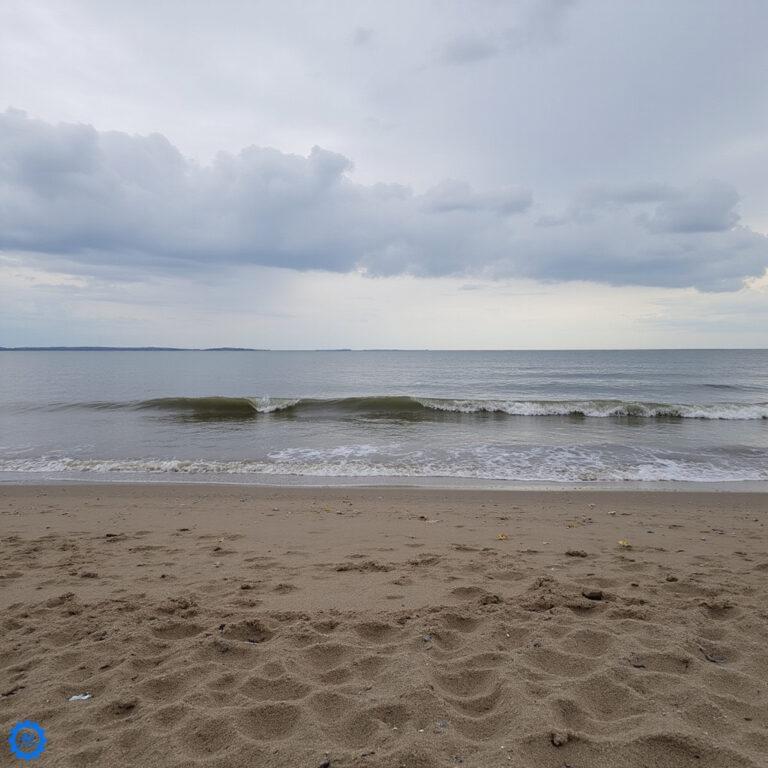 Latarnia morska Ventspils oświetlona wieczorem z perspektywy molo