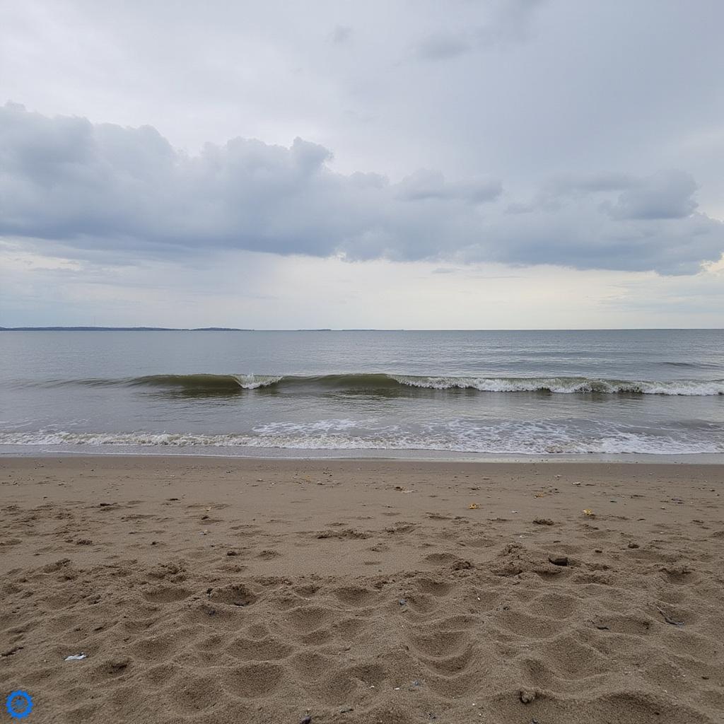Latarnia morska Ventspils oświetlona wieczorem z perspektywy molo